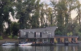 B&B Botel Charlie